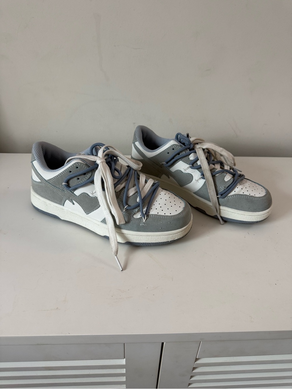 Women or girls Sneakers in Light Gray, light navy blue and White size 8 - Picture 4 of 6